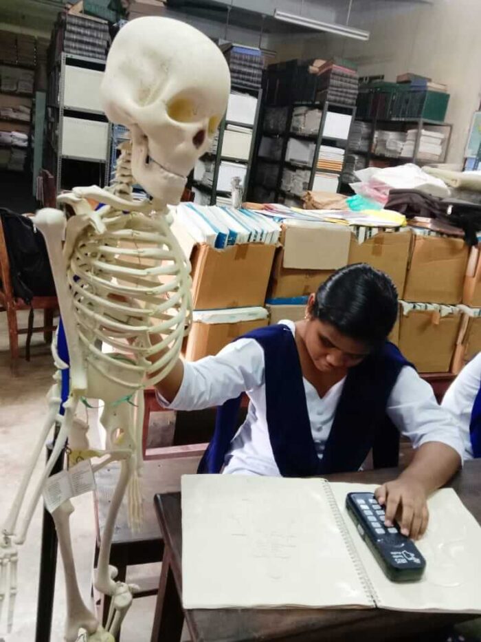 A student learning the skeletal system through audio descriptions using Iris