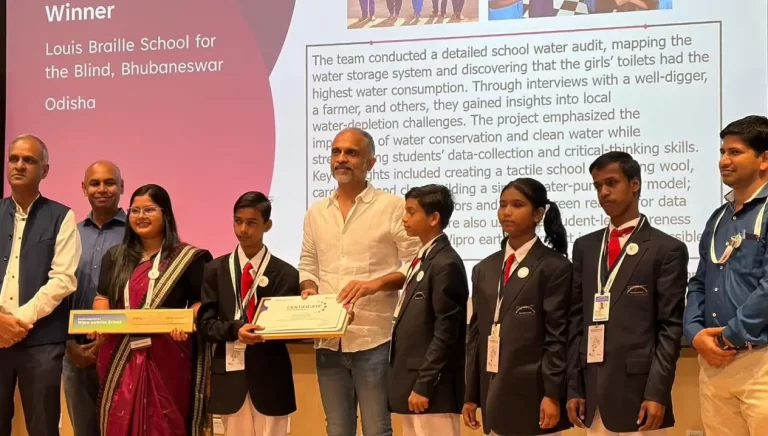 Students from the Louis Braille School and the VE coordinator Shibani receiving the Earthian award