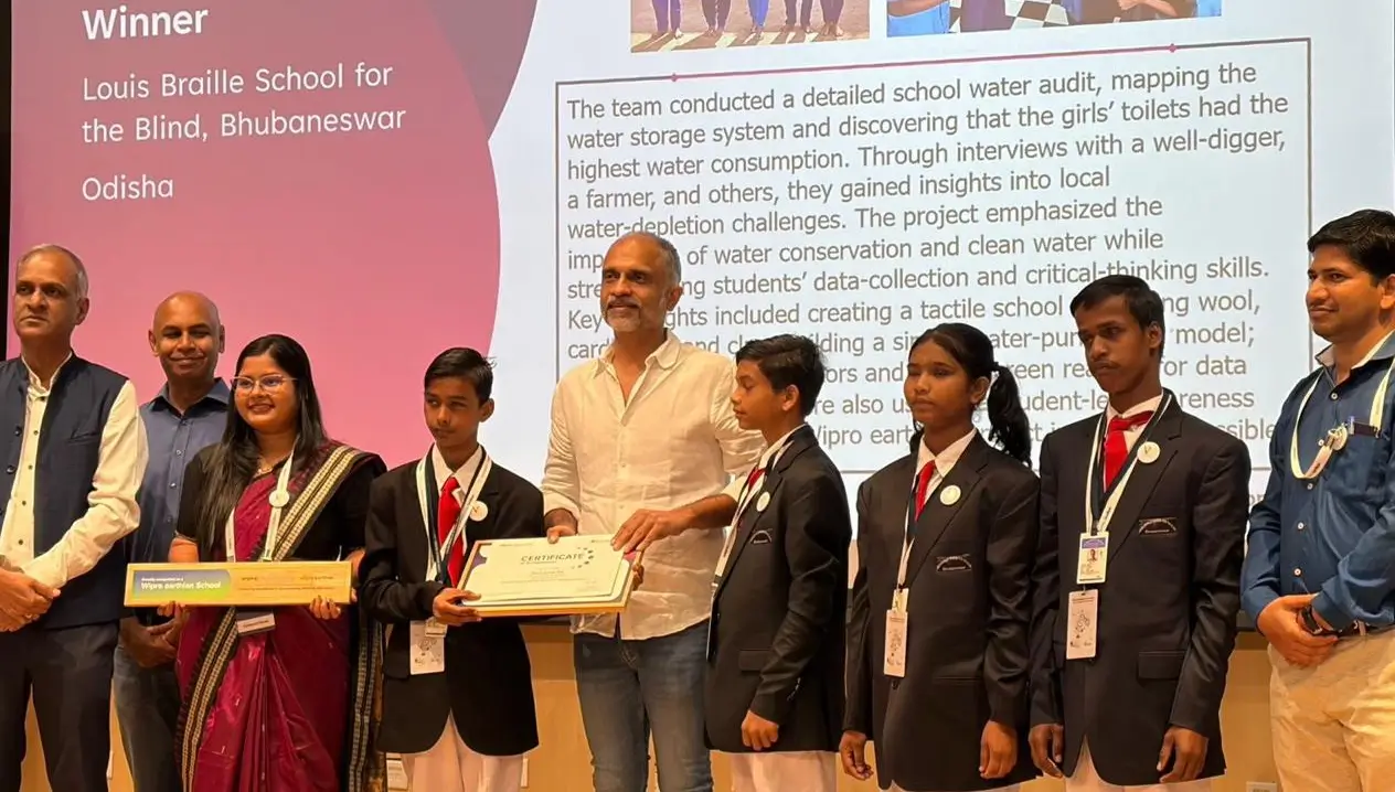 Students from the Louis Braille School and the VE coordinator Shibani receiving the Earthian award
