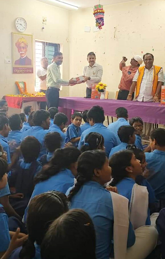 VE teacher Ambika Prasad, being felicitated by the school, Cuttack School, Odisha